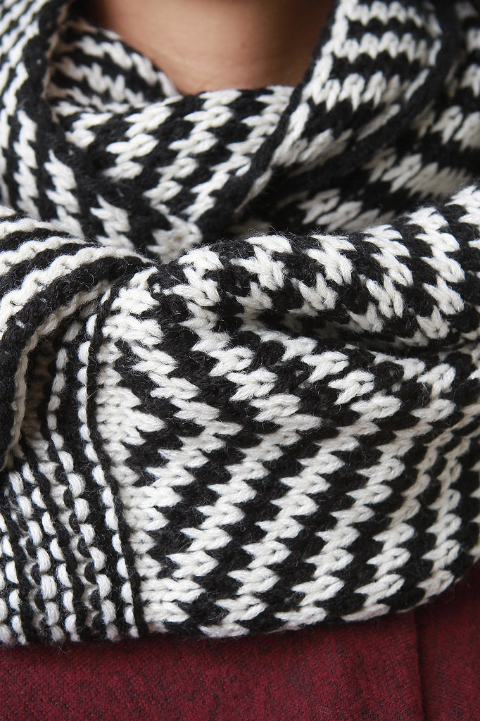 Chevron Conveyor Pattern Buttoned Scarf